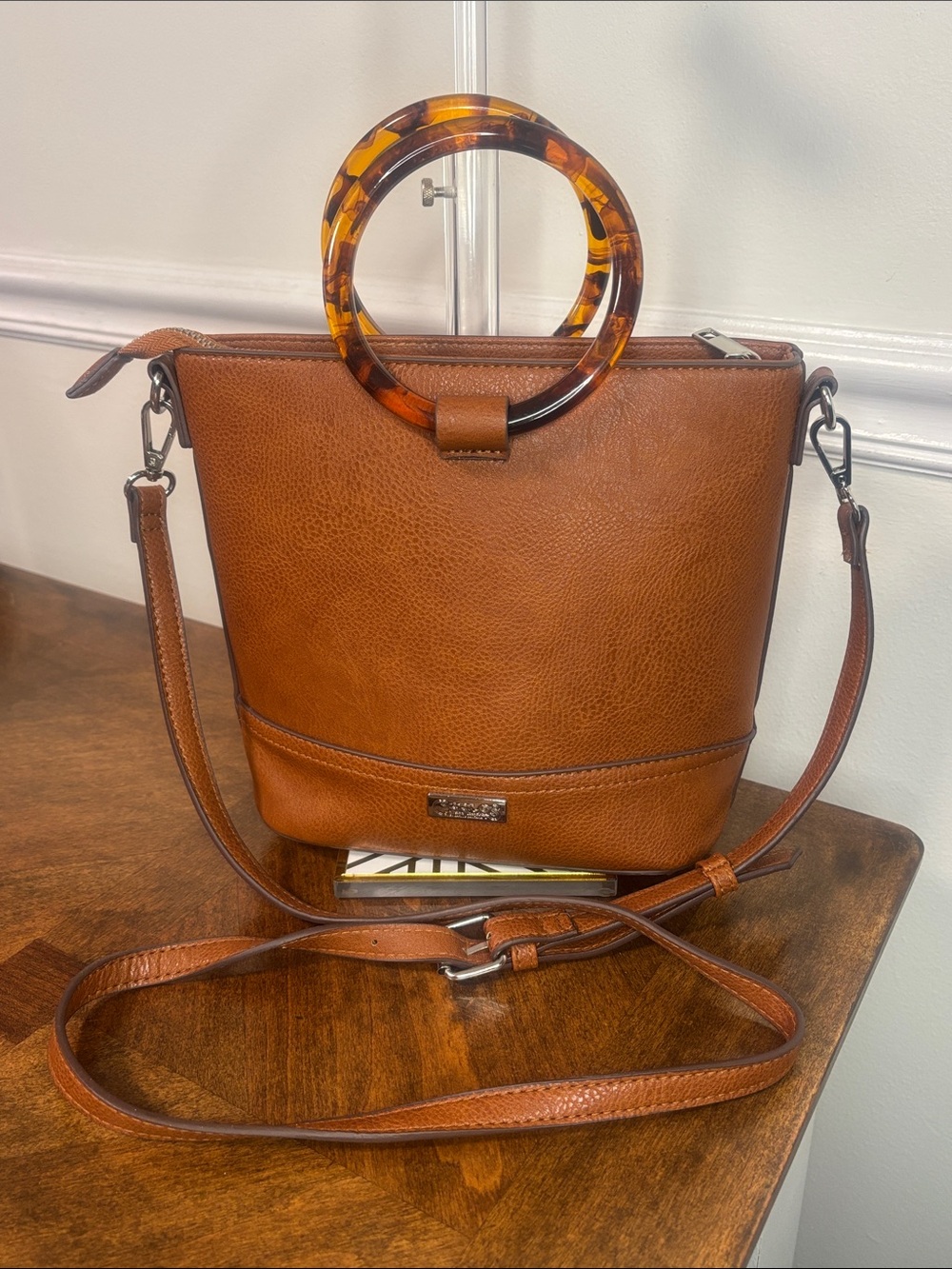 CARLOS SANTANA Tortoiseshell Handle Tan Crossbody Bag - Picture 2 of 16